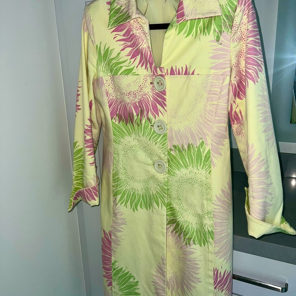 Gorgeous fitted coat, side pockets-LIKE NEW CONDITION! - Picture 2 of 5